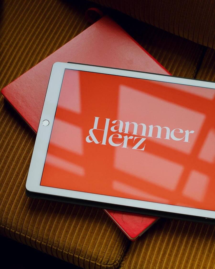 Hammer & Herz - Tablet mit Logo